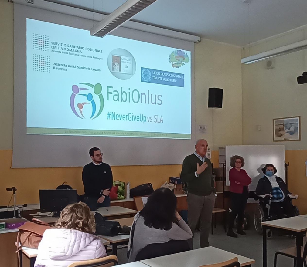 Foto della lezione del 2303.23 al Liceo Classico Alighieri di Ravenna con il Neurologo che spiega alla classe