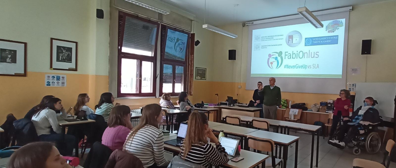 Foto dell'aula con gli studenti del quinto anno del Liceo Classico Dante Alighieri durante la lezione del 23.03.23 del neurologo con il paziente