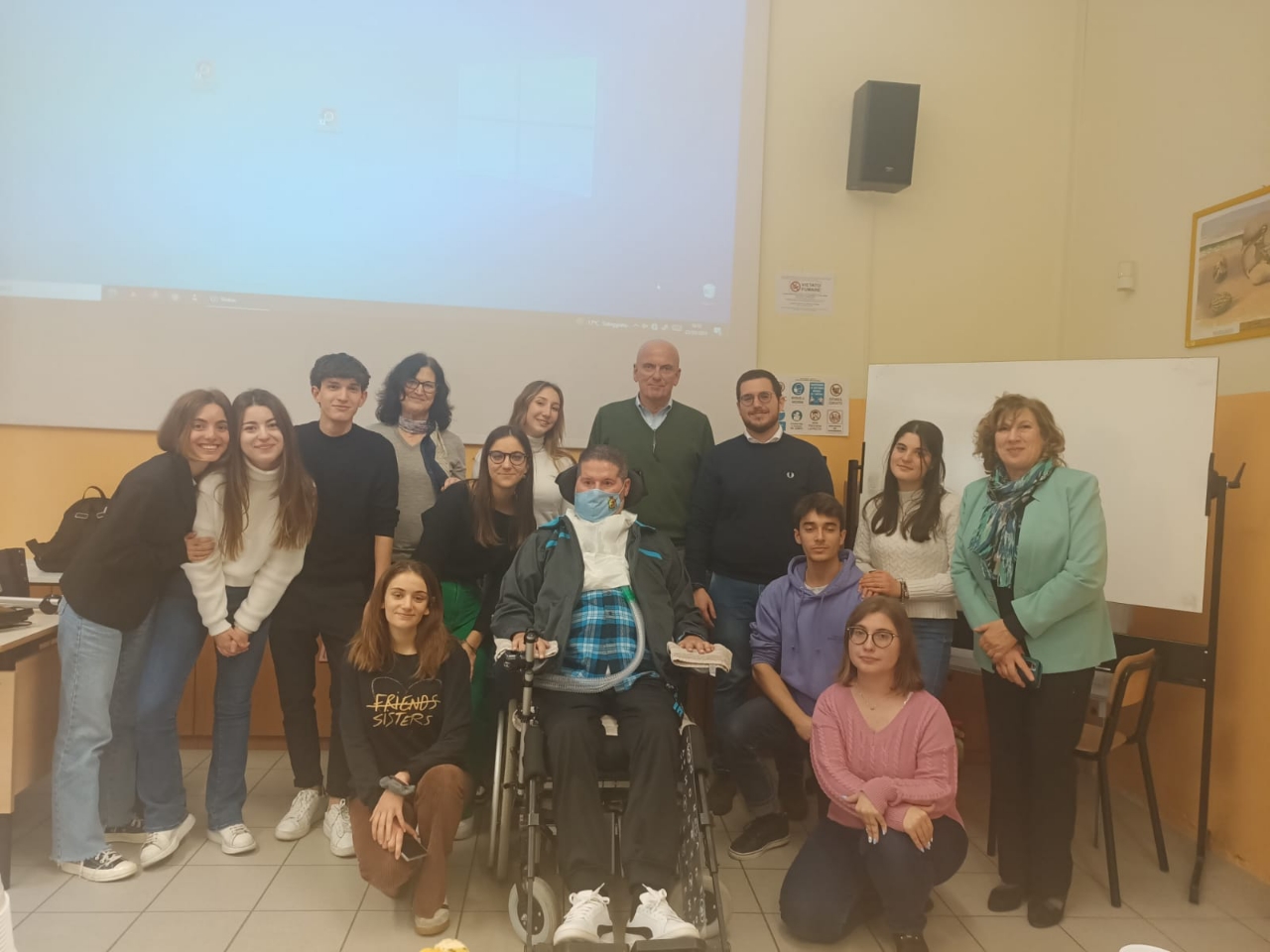 Foto ricordo del 23.03.23 con gli studenti del Liceo Classico Alighieri di Ravenna con il neurologo e il paziente